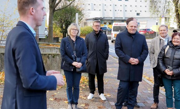 Florian Heilgemeir (links) bei einer kleinen barrierefreien Führung durch das Bildungszentrum Sozialverwaltung.